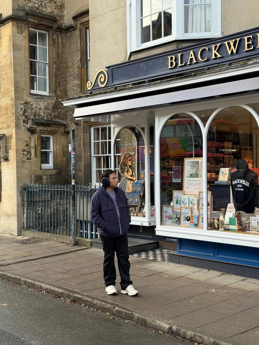 Keanu Agl jalan-jalan di sekitar Universitas Oxford.