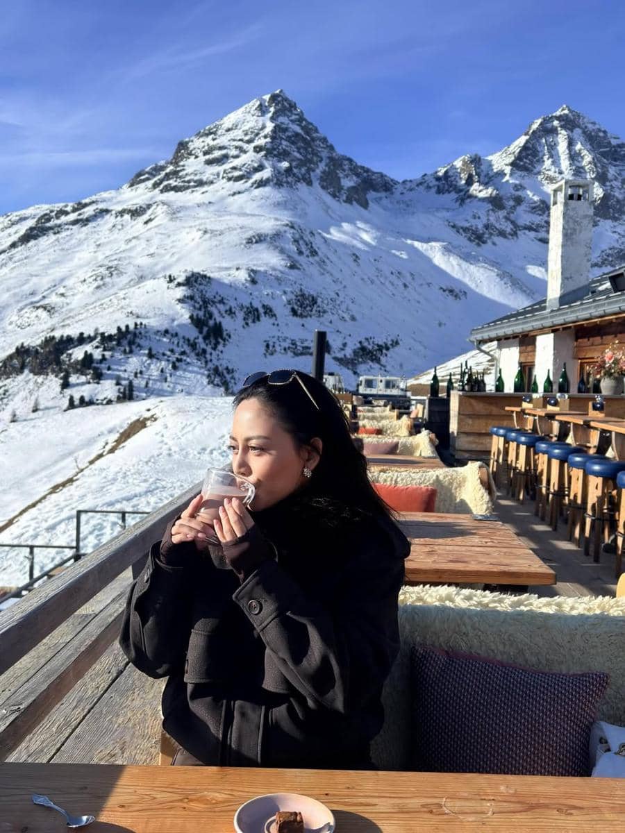 Rachel Vennya naik helikopter di Switzerland