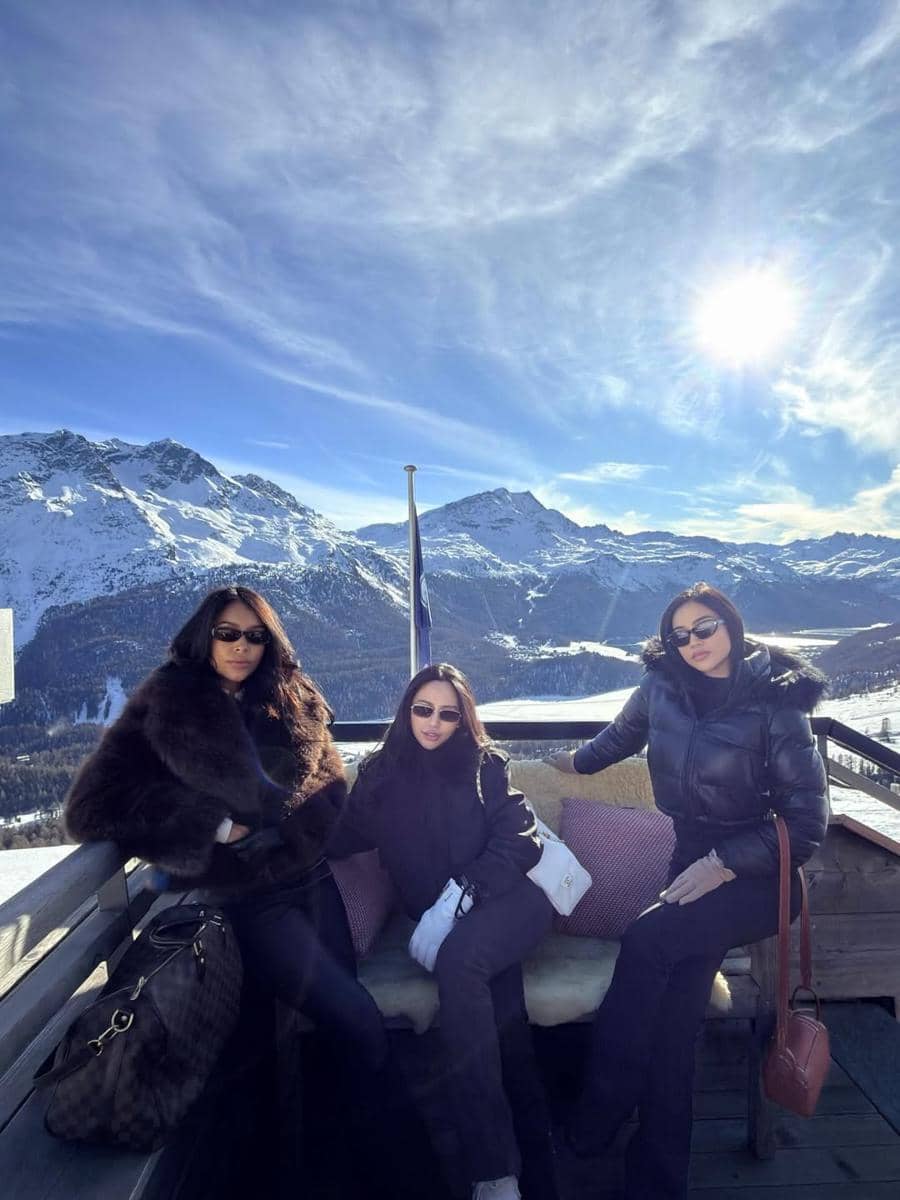 Rachel Vennya naik helikopter di Switzerland