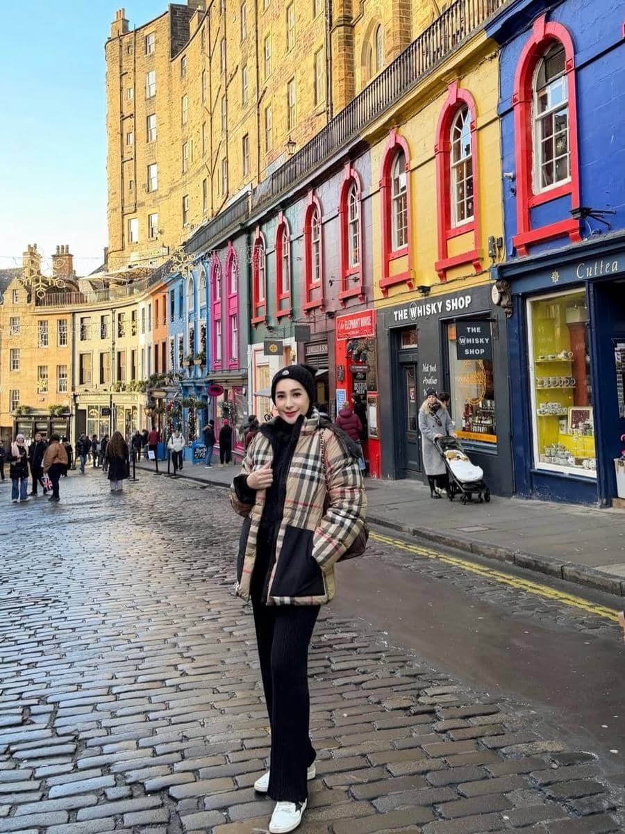 Erin Taulany liburan bareng anak di Edinburgh.