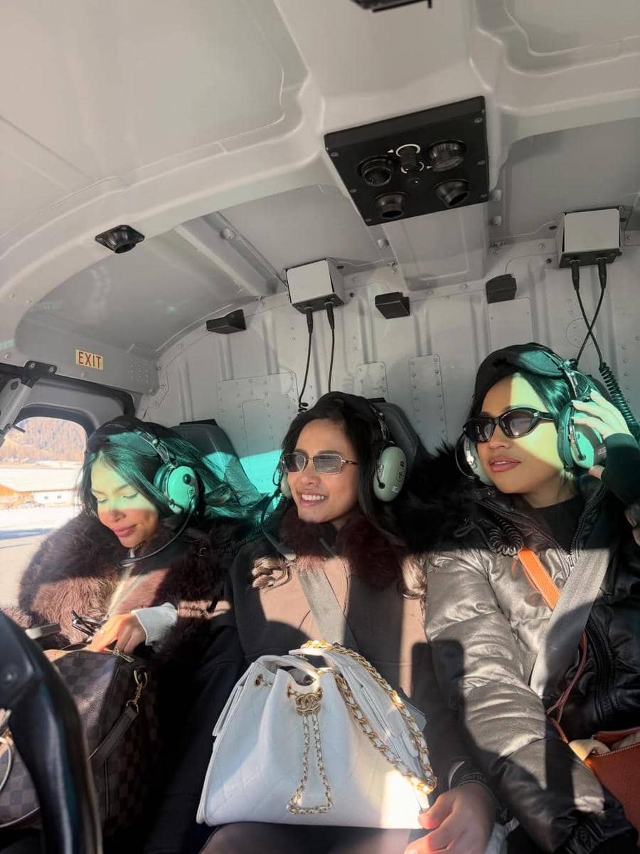 Rachel Vennya naik helikopter di Switzerland