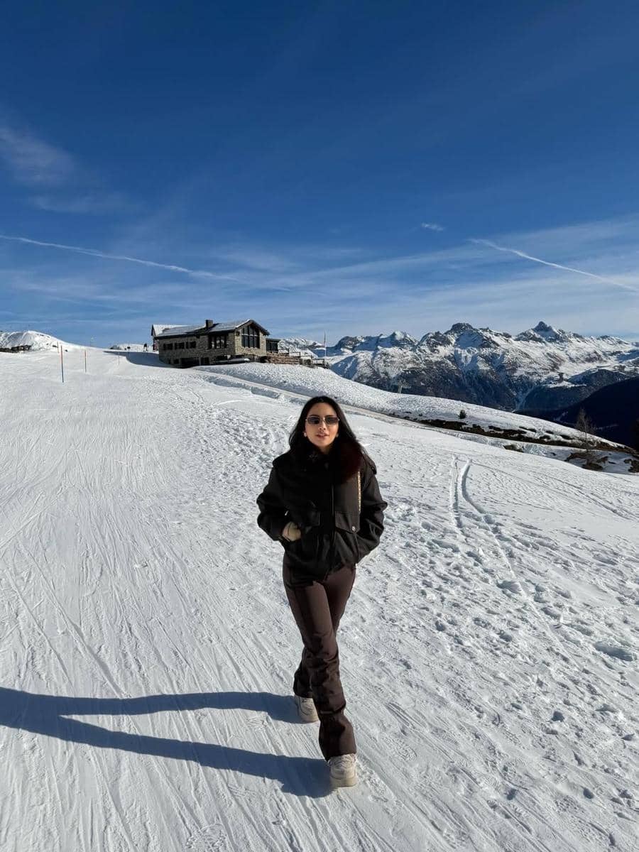 Rachel Vennya naik helikopter di Switzerland