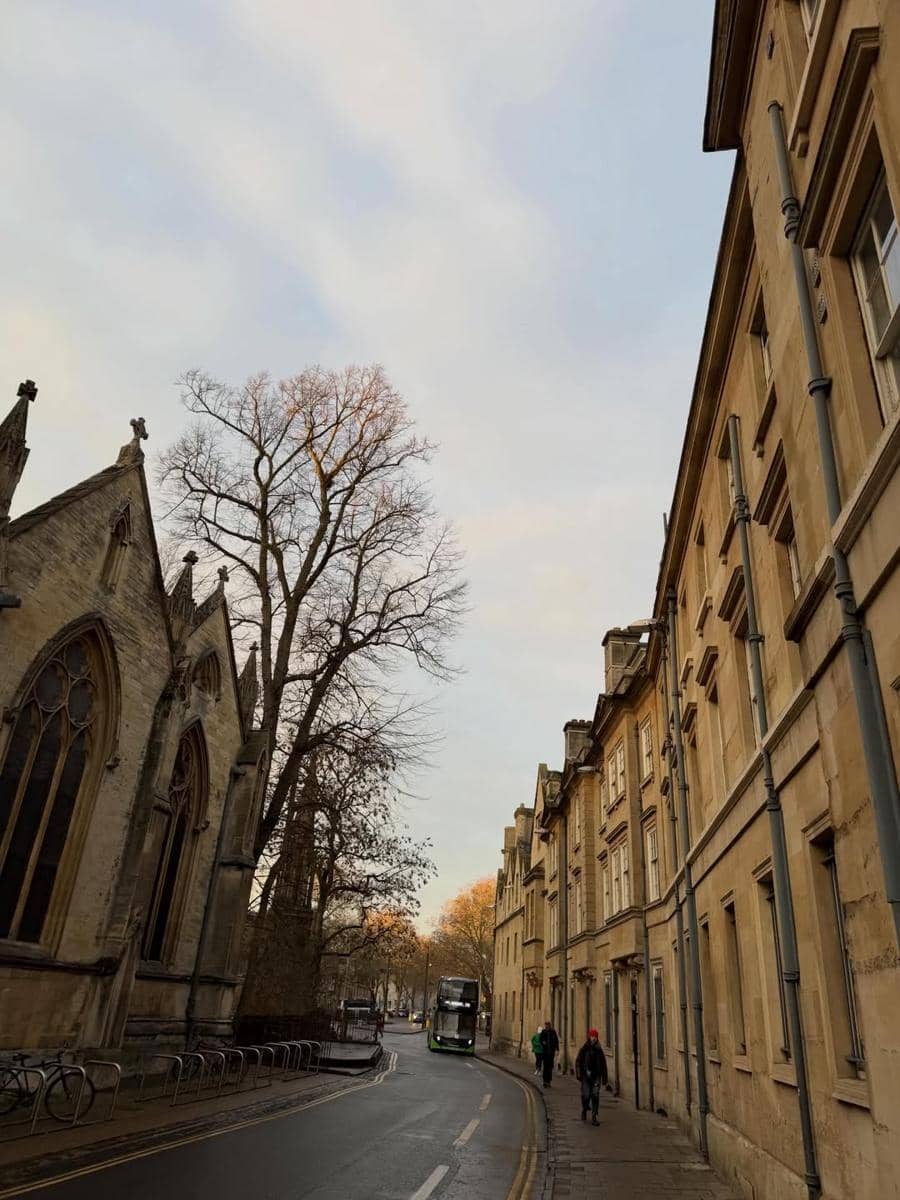 Keanu Agl jalan-jalan di sekitar Universitas Oxford.