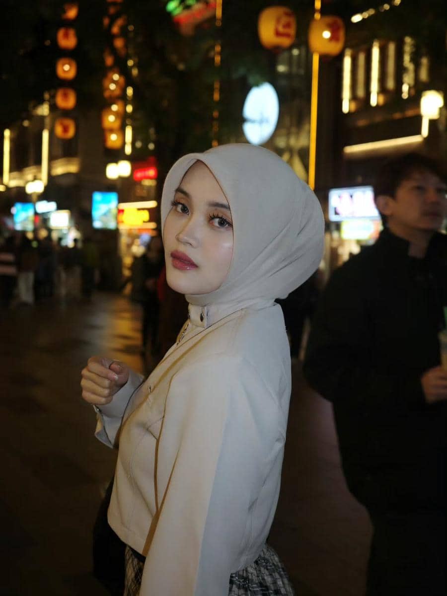 Putri Delina jalan-jalan di Guangzhou.