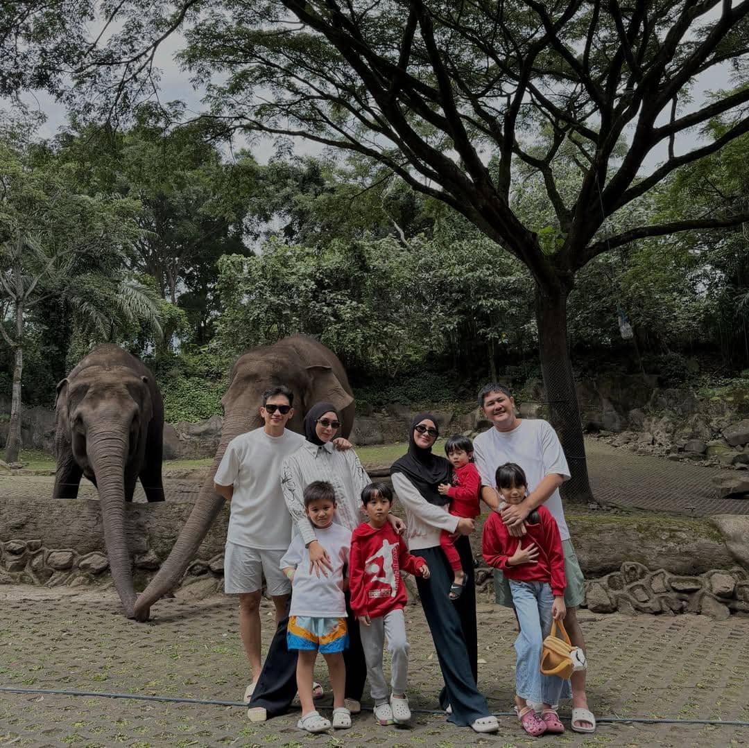 Keluarga Citra Kirana dan Ryana Dea playdate di Taman Safari.