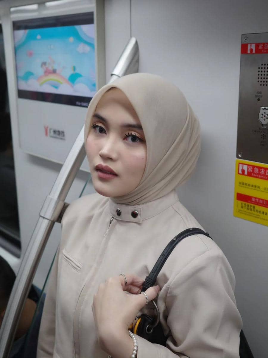 Putri Delina jalan-jalan di Guangzhou.