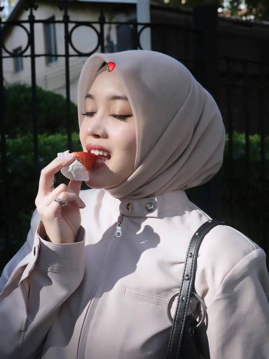 Putri Delina jalan-jalan di Guangzhou.