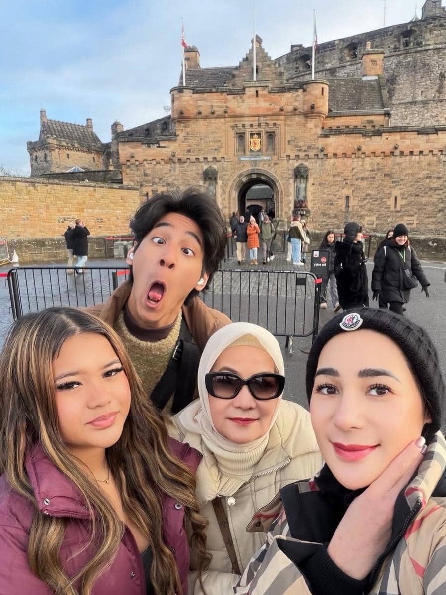 Erin Taulany liburan bareng anak di Edinburgh.