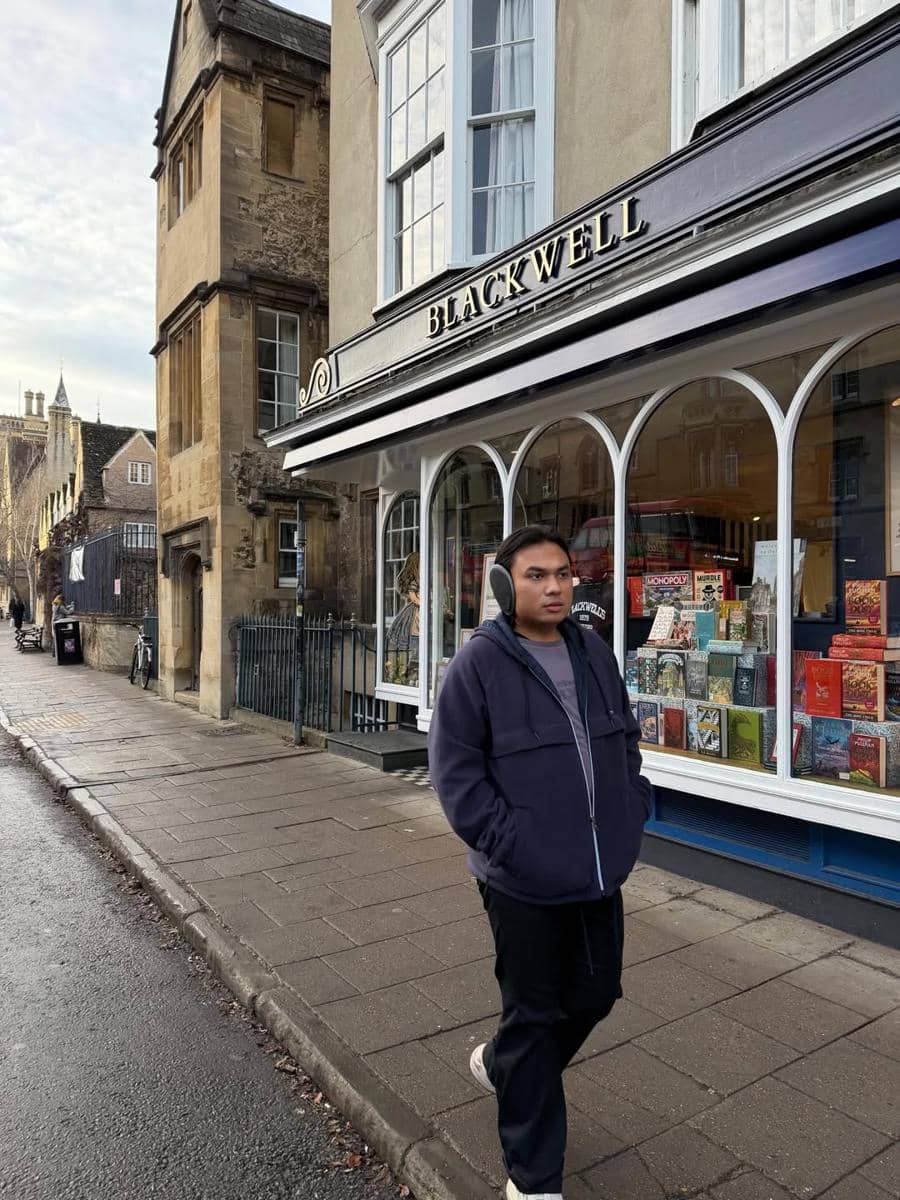 Keanu Agl jalan-jalan di sekitar Universitas Oxford.