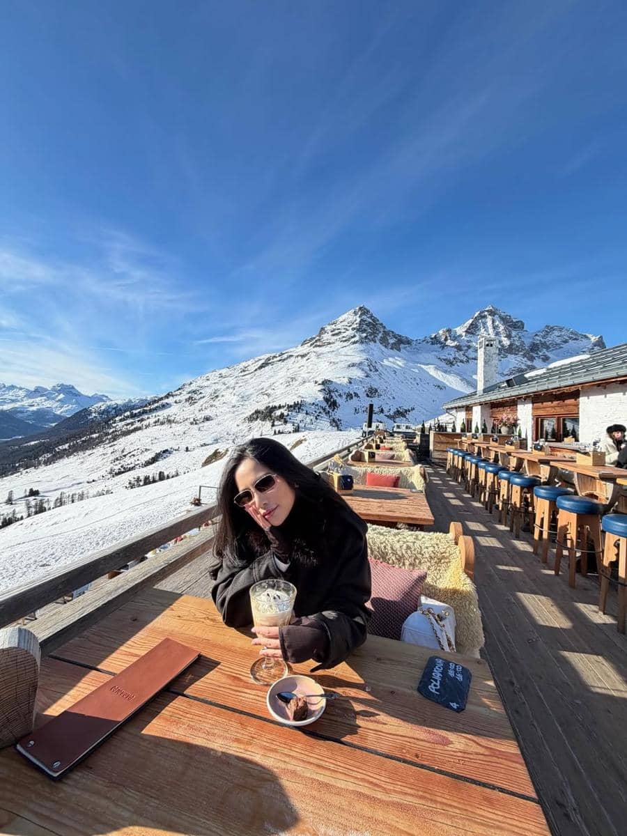 Rachel Vennya naik helikopter di Switzerland