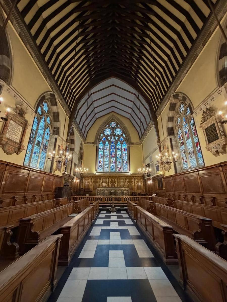 Keanu Agl jalan-jalan di sekitar Universitas Oxford.