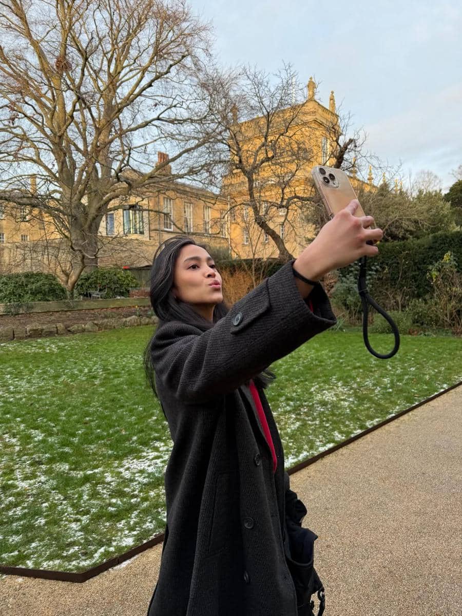 Keanu Agl jalan-jalan di sekitar Universitas Oxford.