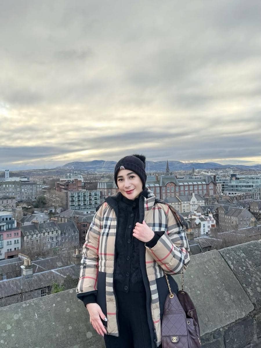Erin Taulany liburan bareng anak di Edinburgh.