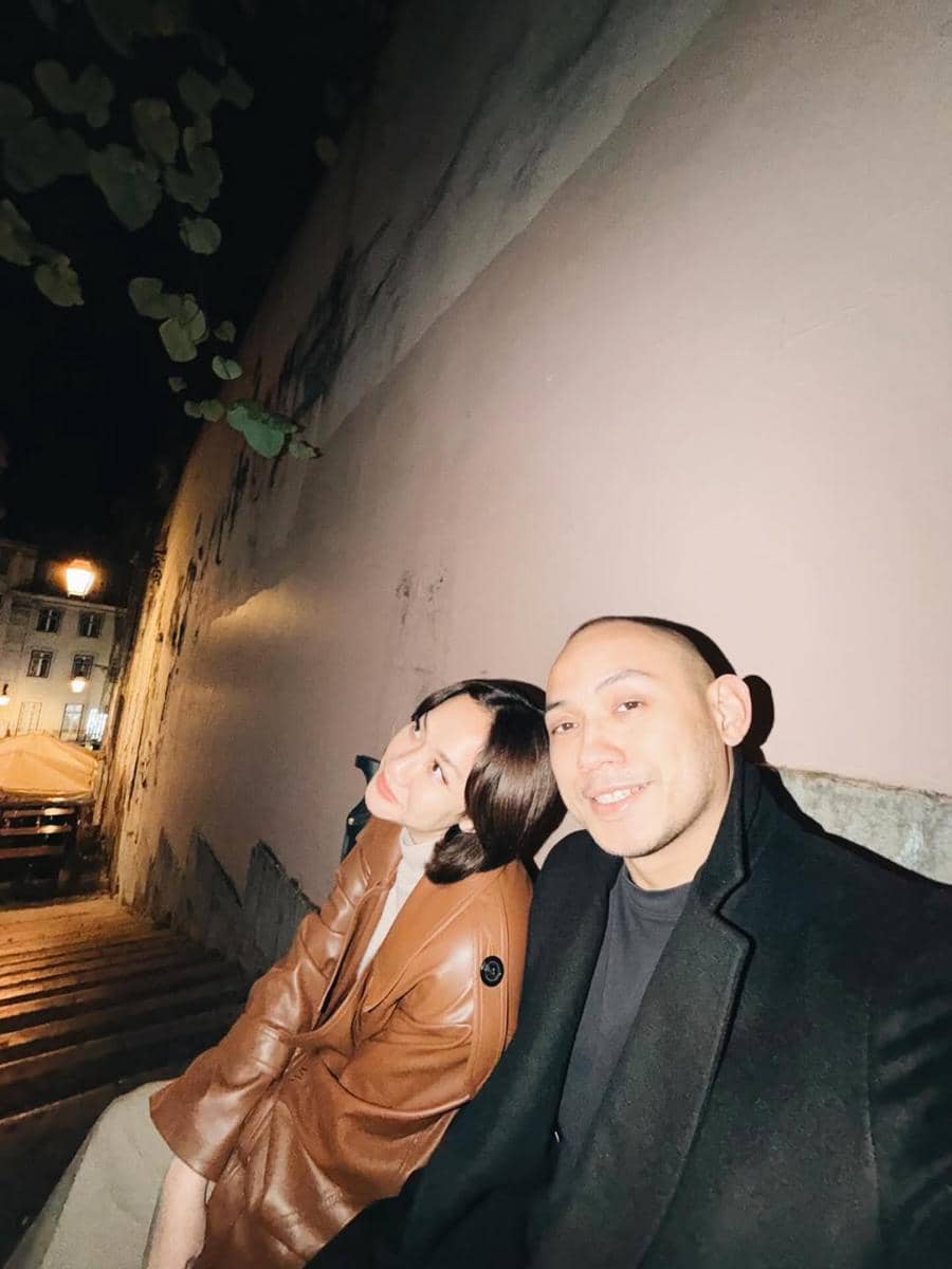 Bunga Citra Lestari dan suami jalan-jalan di Lisbon, Portugal.