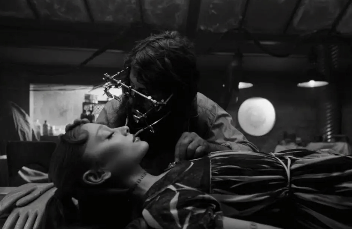 Ariana Grande dalam musik video "Hampstead" 