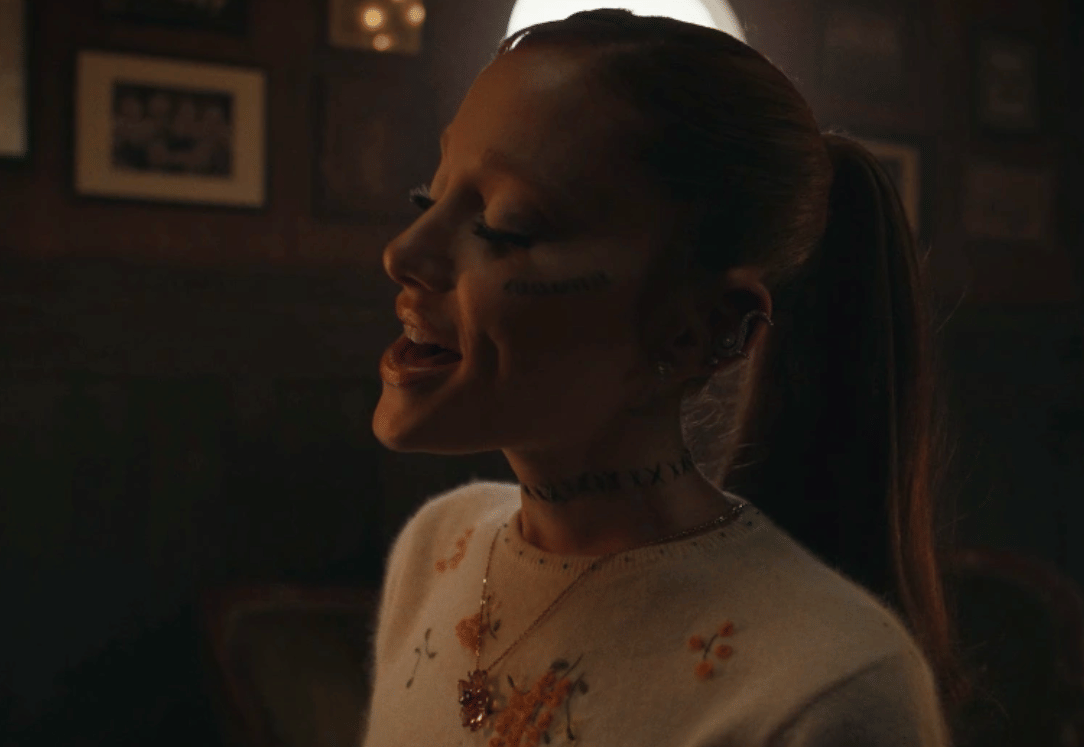 Ariana Grande dalam musik video "Hampstead"