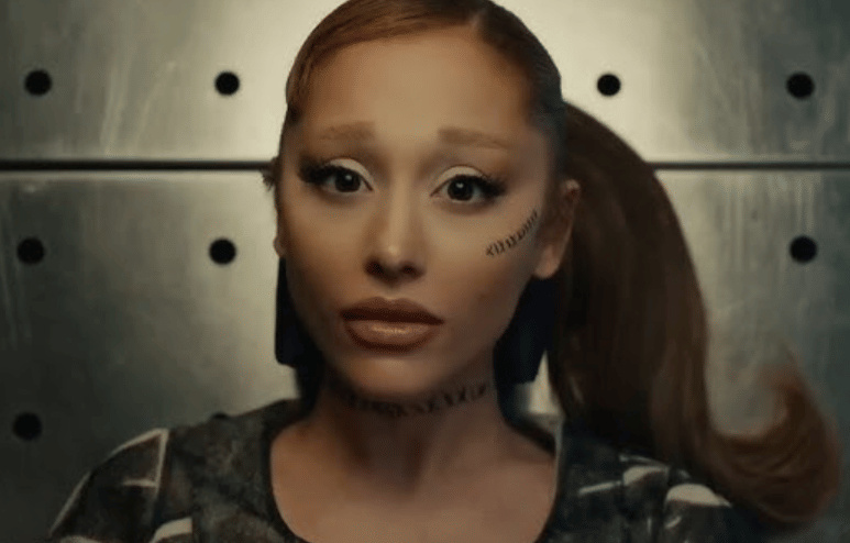 Ariana Grande dalam musik video "Hampstead" 