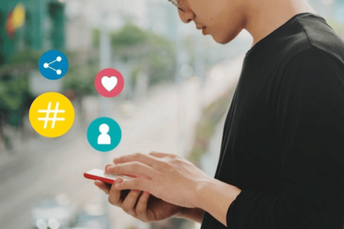 ilustrasi pria menggunakan media sosial