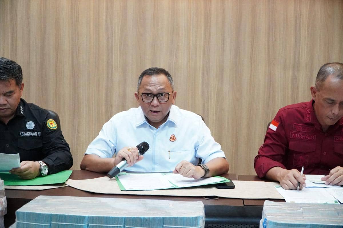 Tim penyidik Kejati Sumsel saat menunjukkan pengembalian kerugian keuangan negara dari perkara korupsi penyaluran KUR.