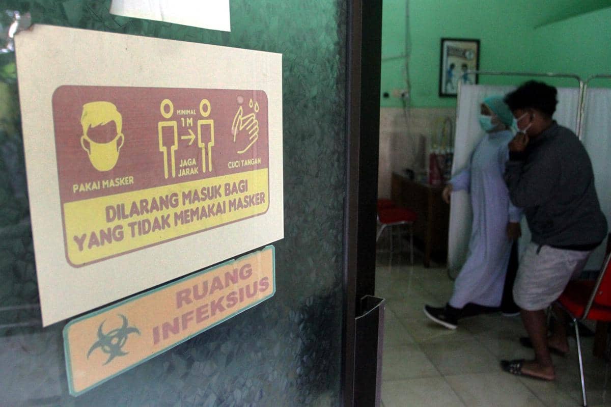Ilustrasi pasien menjalani pemeriksaan saat penapisan gejala influenza di ruang penyakit menular. (ANTARA FOTO/Ari Bowo Sucipto)