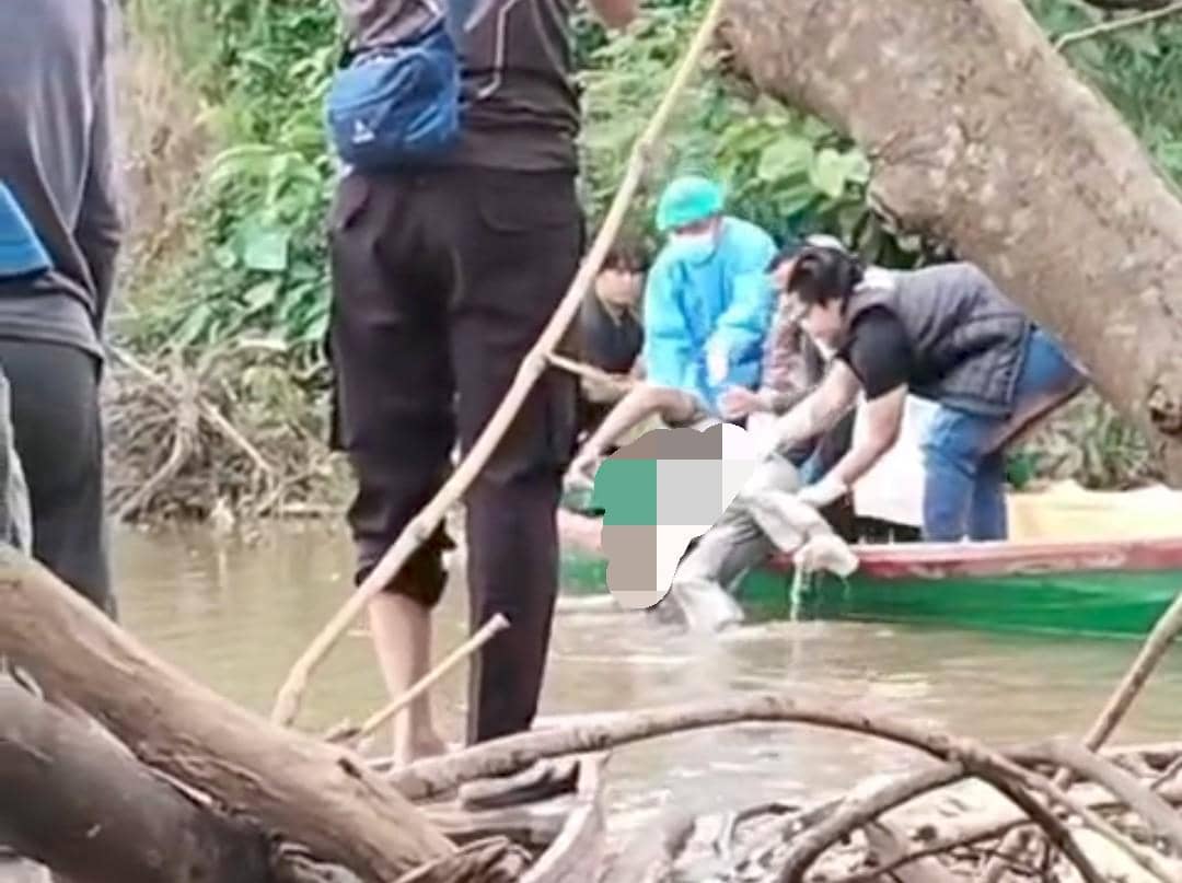 Proses evakuasi mayat di aliran Sungai Musi di Kecamatan Sanga Desa