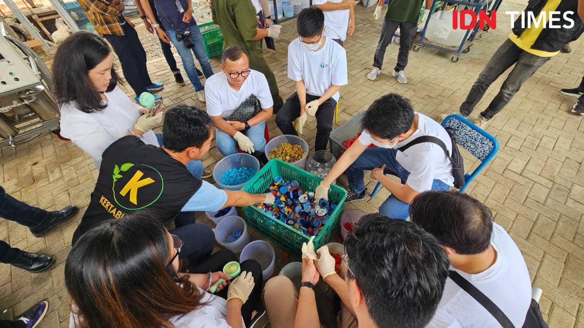 Proses pemilahan sampah di Bank Sampah Kertabumi