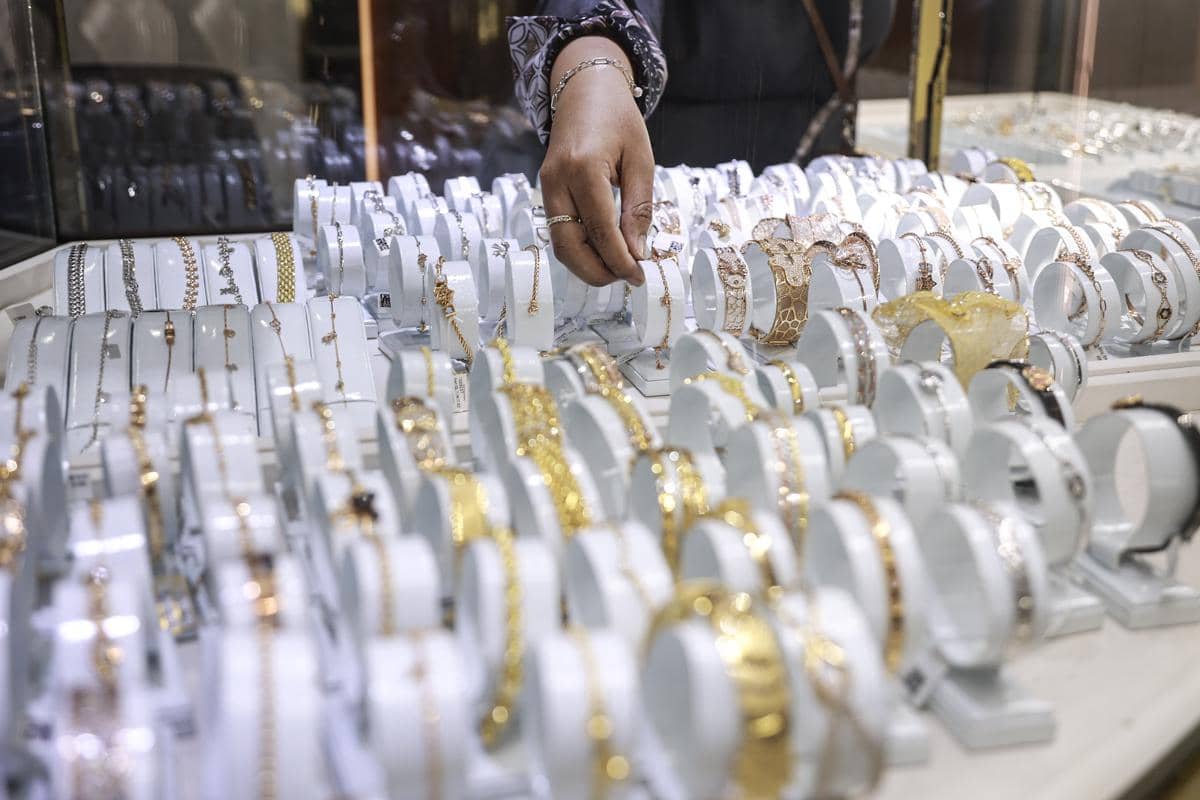Ilustrasi pramuniaga menata perhiasan emas di Galeri 24 Pegadaian. (ANTARA FOTO/Dhemas Reviyanto)