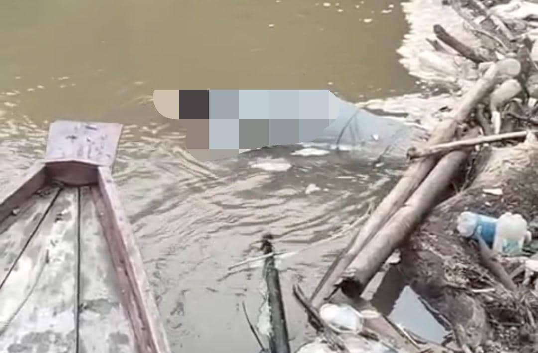 Proses evakuasi mayat di aliran Sungai Musi di Kecamatan Sanga Desa.