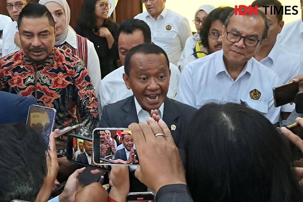 Menteri ESDM Bahlil Lahadalia dalam konferensi pers di Kementerian ESDM, Jakarta, Kamis (8/1/2026). (IDN Times/Trio Hamdani)