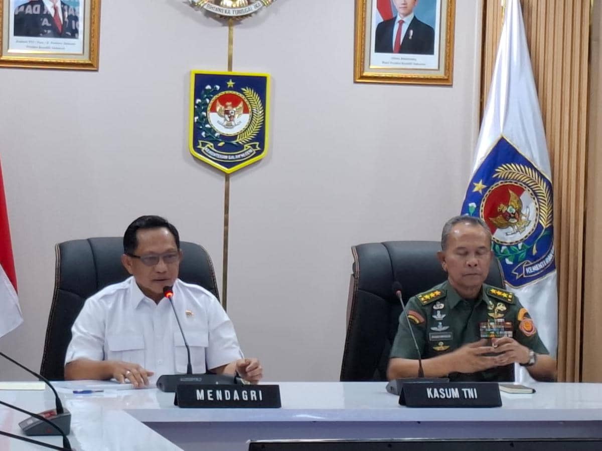 Mendagri Tito Karnavian (kiri) dan Kasum TNI Letjen TNI Richard Tampubolon (kanan) dalam jumpa pers rehabilitasi banjir Sumatra.