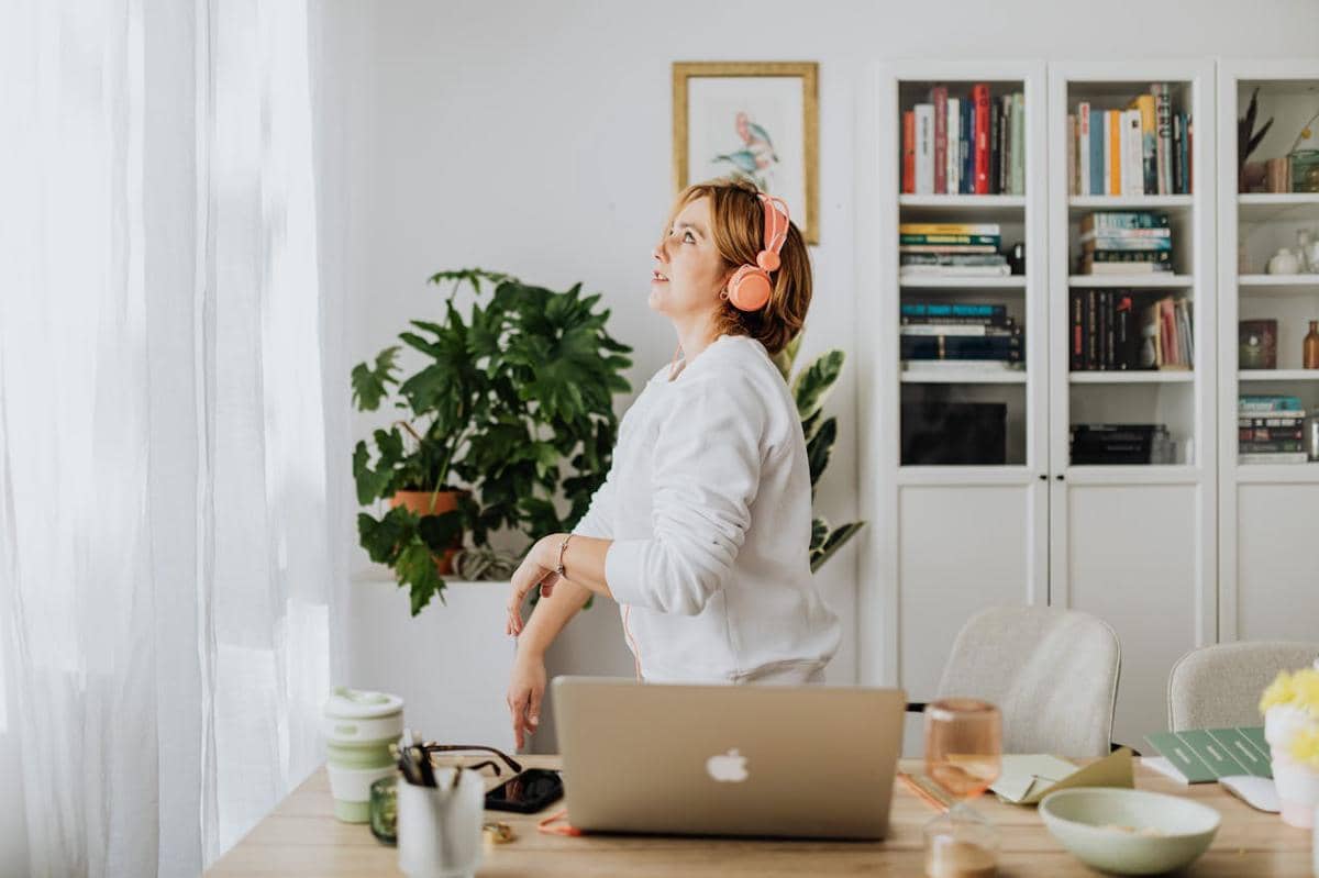 Ilustrasi mendengarkan musik