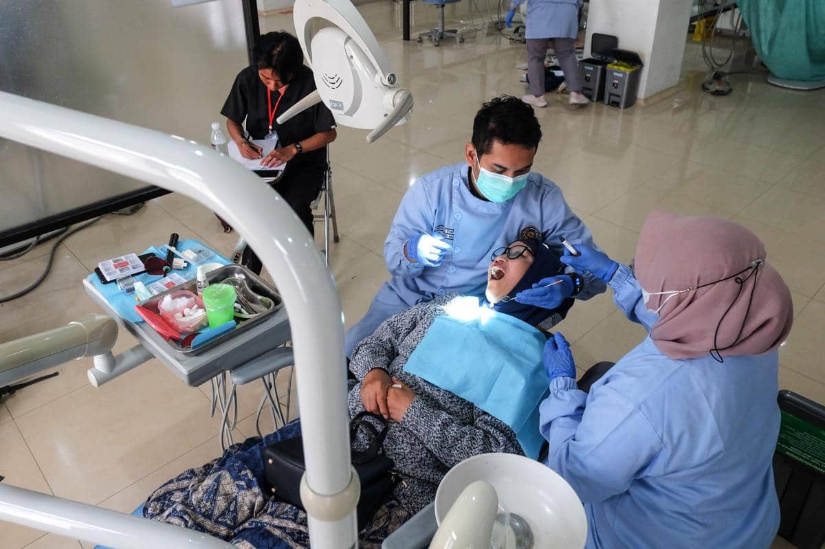 Ilustrasi mahasiswa profesi kedokteran gigi melakukan perawatan gigi pasien di Rumah Sakit Gigi dan Mulut Soelastri, Solo, Jawa Tengah, Selasa (6/1/2026). (ANTARA FOTO/Maulana Surya)