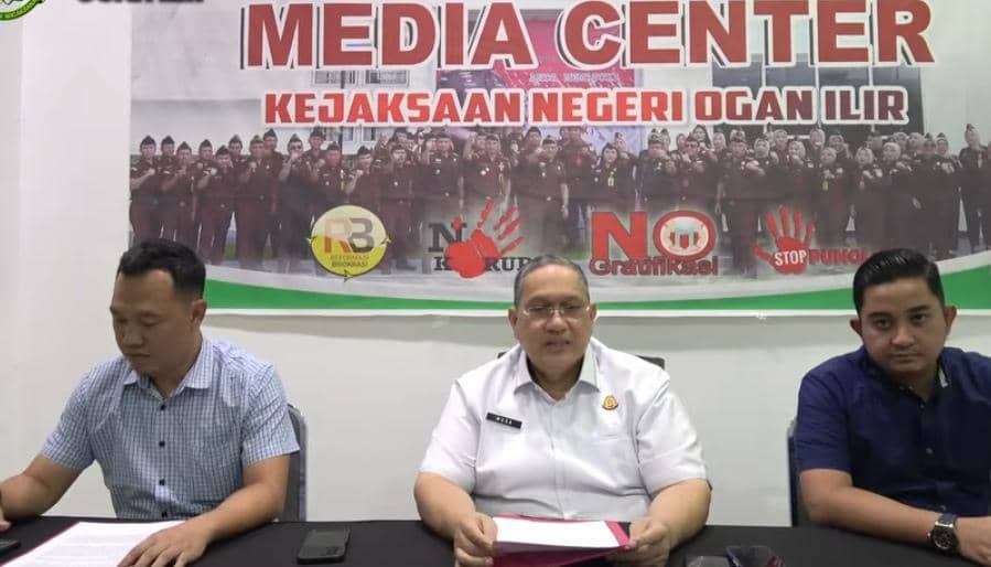 Tim penyidik Kejari Ogan Ilir saat mengumumkan status tersangka