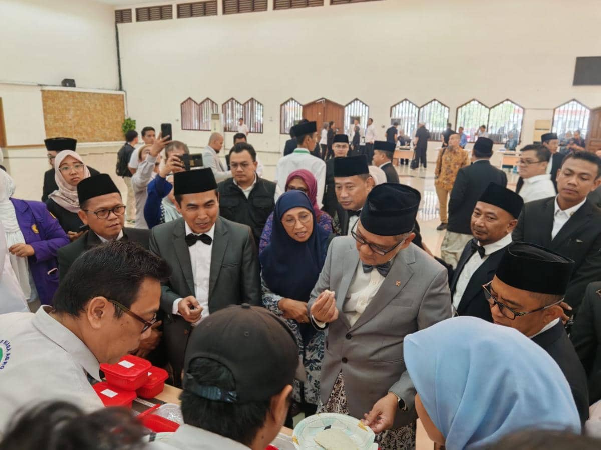Menteri Haji dan Umrah (Menhaj), Irfan Yusuf cek makanan untuk jemaah haji 2026