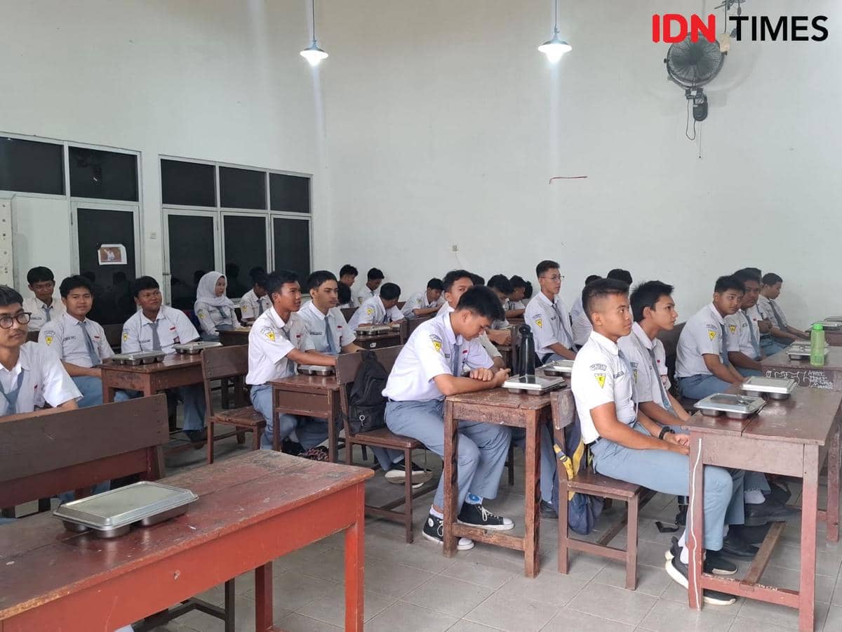 Siswa SMKN 1 Jakarta saat menerima MBG