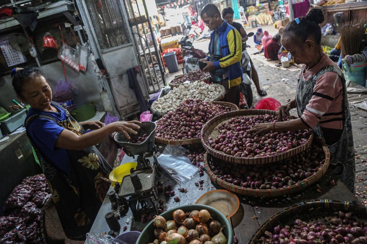 Pedagang menimbang bawang merah pesanan pembeli di Pasar MAJT, Semarang, Jawa Tengah, Rabu (7/1/2025). (ANTARA FOTO/Makna Zaezar)
