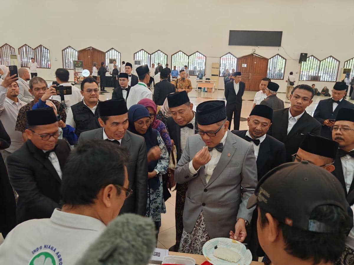 Menteri Haji dan Umrah (Menhaj), Irfan Yusuf cek makanan untuk jemaah haji 2026