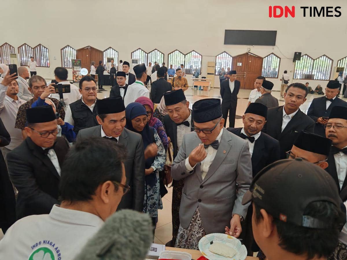 Menteri Haji dan Umrah (Menhaj), Irfan Yusuf cek makanan untuk jemaah haji 2026