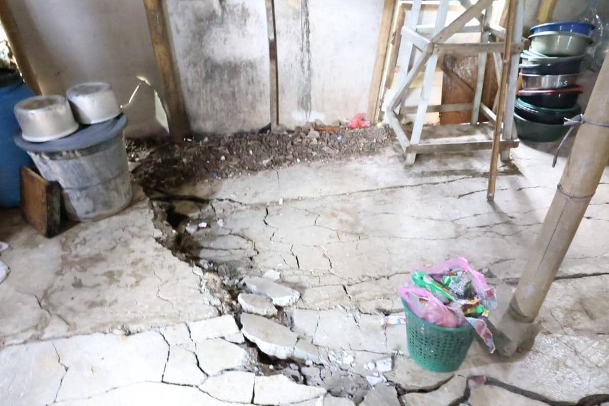 Pergeseran tanah di lokasi longsor Cisoka