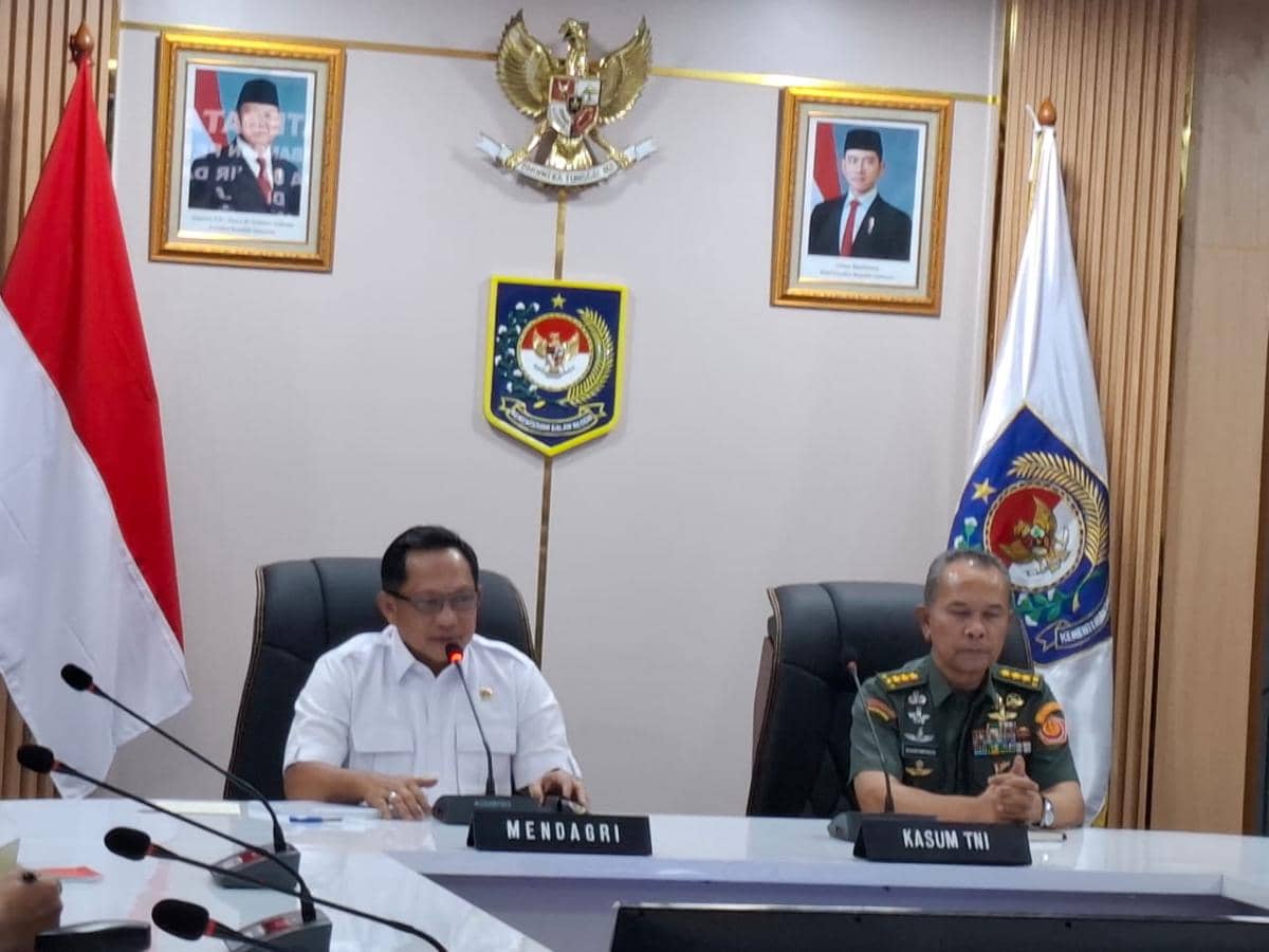 Mendagri Tito Karnavian (kiri) dan Kasum TNI Letjen TNI Richard Tampubolon (kanan) dalam jumpa pers rehabilitasi banjir Sumatra.