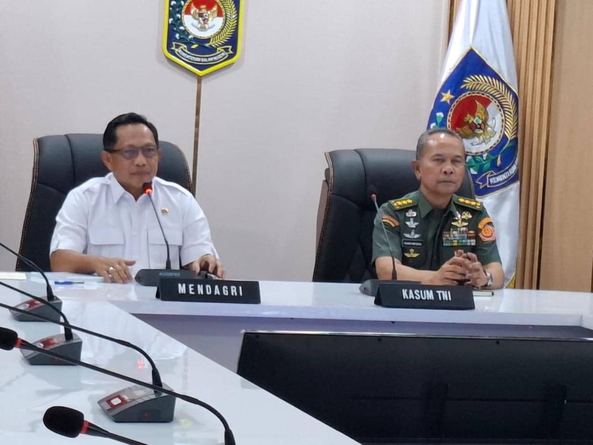 Mendagri Tito Karnavian (kiri) dan Kasum TNI Letjen TNI Richard Tampubolon (kanan) dalam jumpa pers rehabilitasi banjir Sumatra.