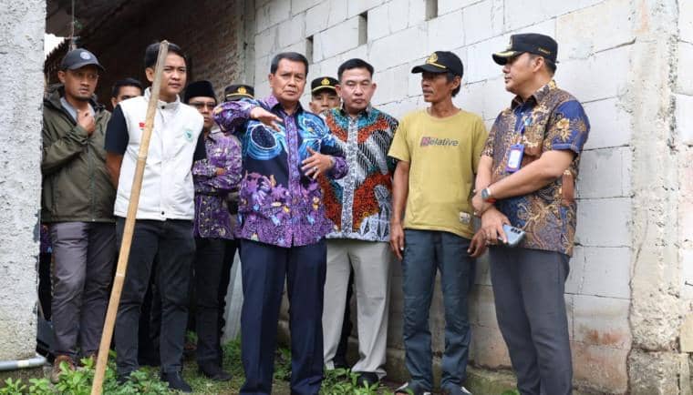 Bupati Tangerang mengecek lokasi longsor di Cisoka