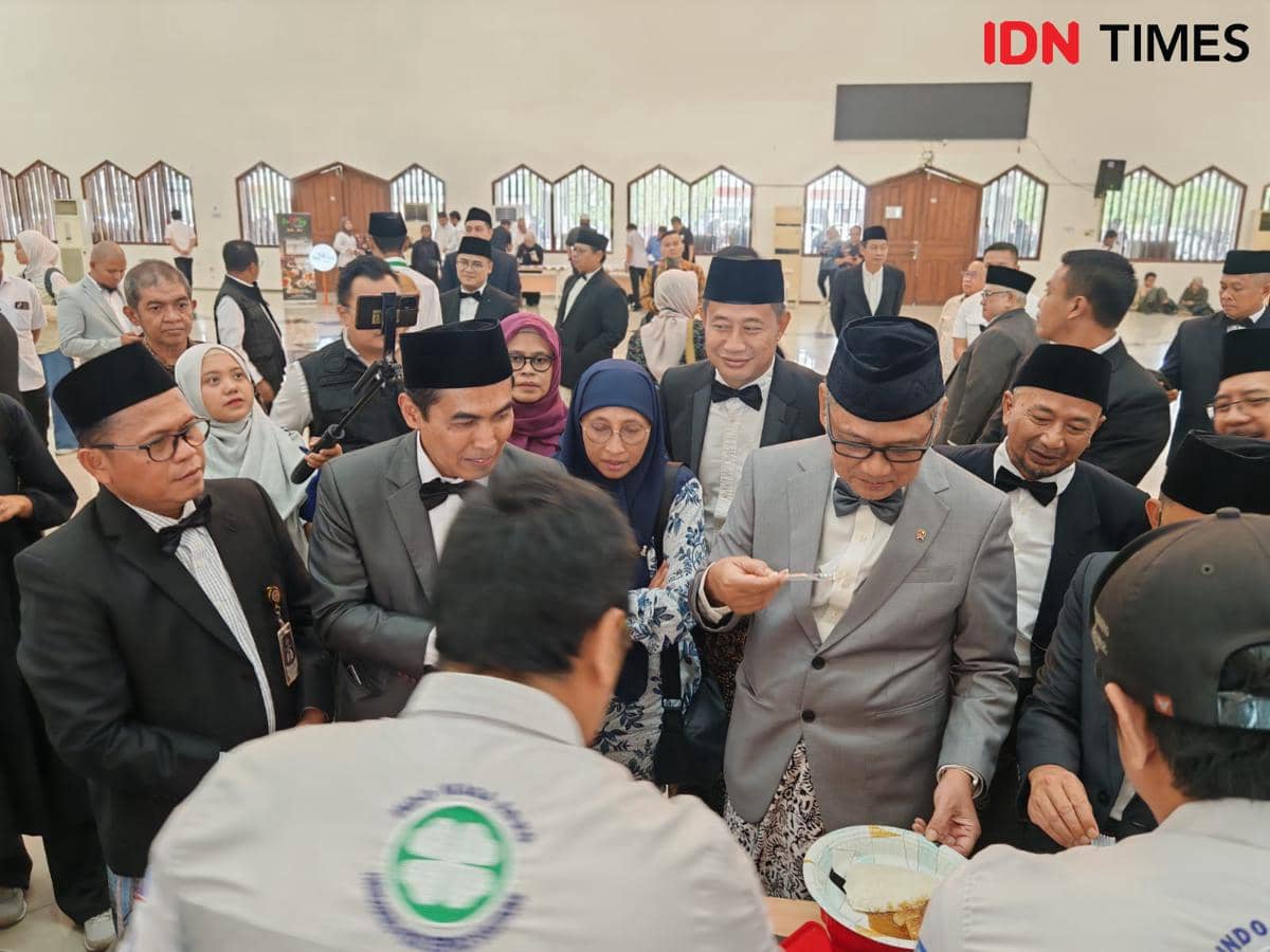 Menteri Haji dan Umrah (Menhaj), Irfan Yusuf cek makanan untuk jemaah haji 2026