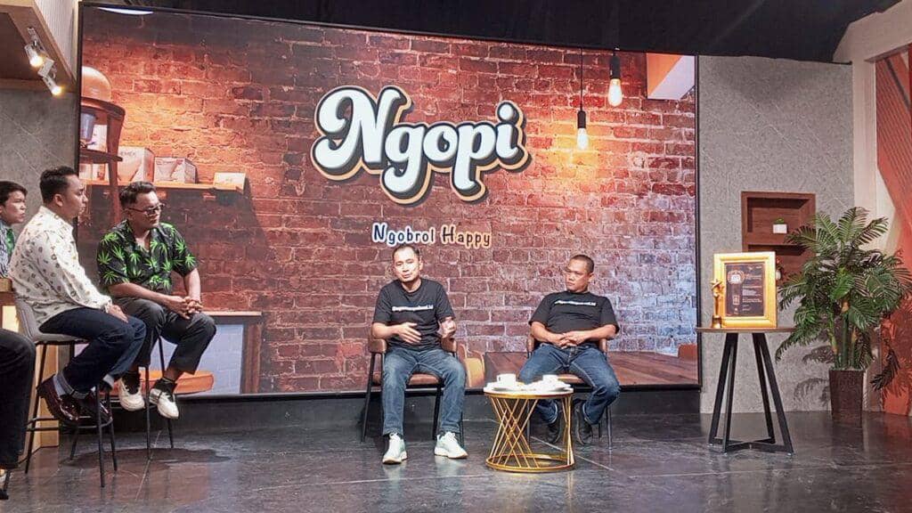  Hermansyah Romadhona, alumnus Universitas Lampung (Unila) mengambil peran aktif dalam memberdayakan pelaku usaha mikro, kecil, dan menengah (UMKM) melalui penggunaan AI