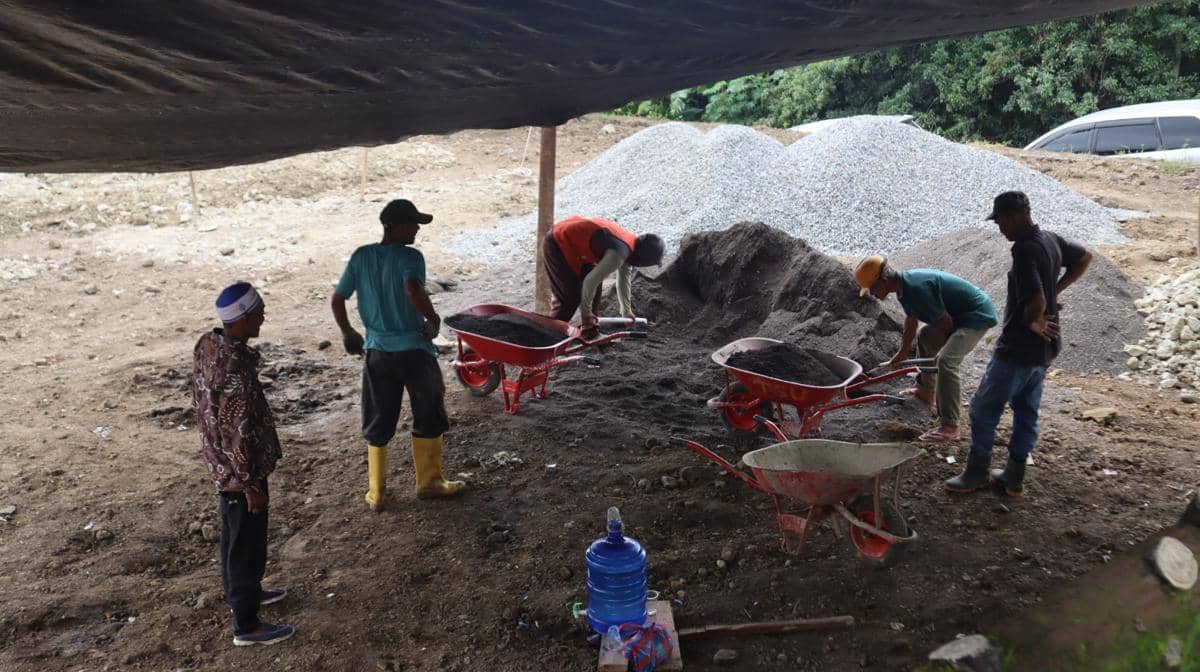 Sekretaris Utama BNPB Rustian meninjau pembangunan 15 unit huntara di Nagari Sumpur, depan Kantor Kecamatan Batipuh Selatan, Kabupaten Tanah Datar