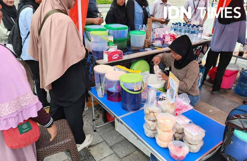 Tampak seorang pelaku UMKM yang melayani pengunjung KIPP IKN saat Nataru 