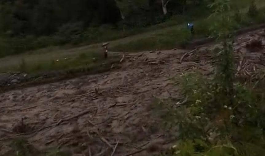 Hujan berjam-jam membuat Sungai Bener Meriah meluap dengan membawa kayu (dok.warga)