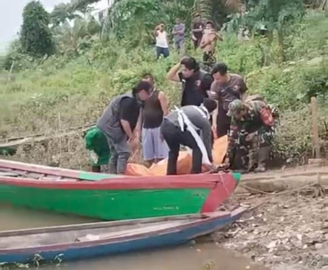 Proses evakuasi mayat di aliran Sungai Musi di Kecamatan Sanga Desa.