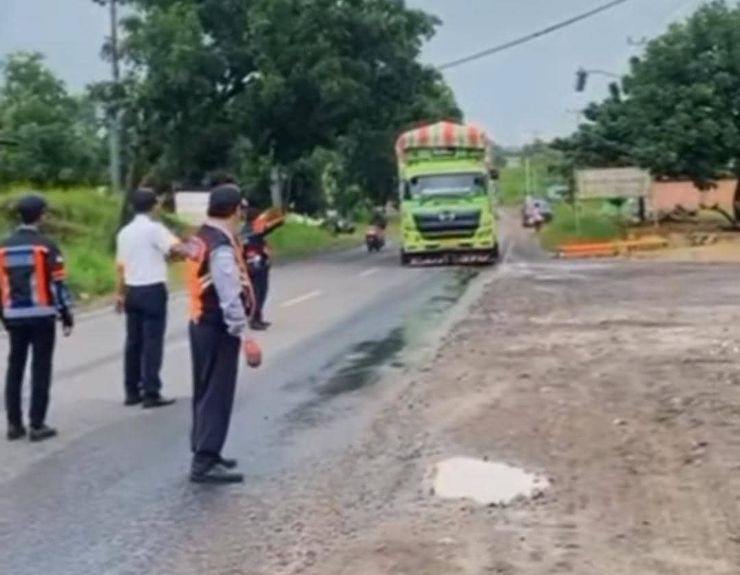 Dishub Lubuk Linggau saat melakukan razia terhadap truk batu bara. (Dok. Dishub Lubuk Linggau)