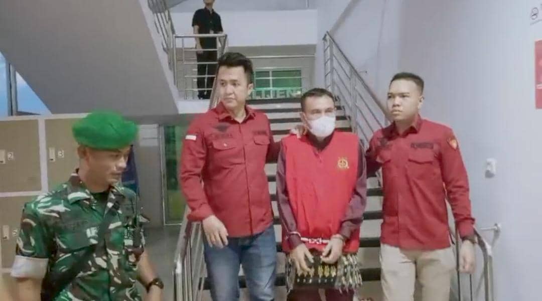 Anggota DPRD Ogan Ilir saat digiring pihak kejaksaan usai ditetapkan sebagai tersangka. (Dok. IDN Times)